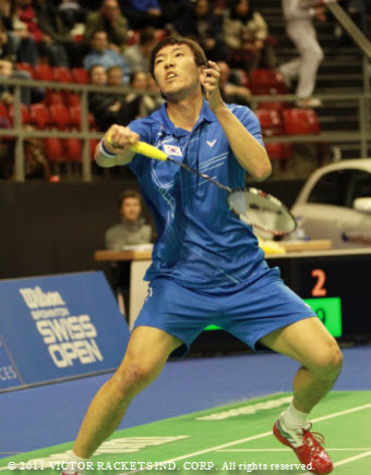 Park Sung-hwan fights off a strong challenge from compatriot Lee Hyun-iI