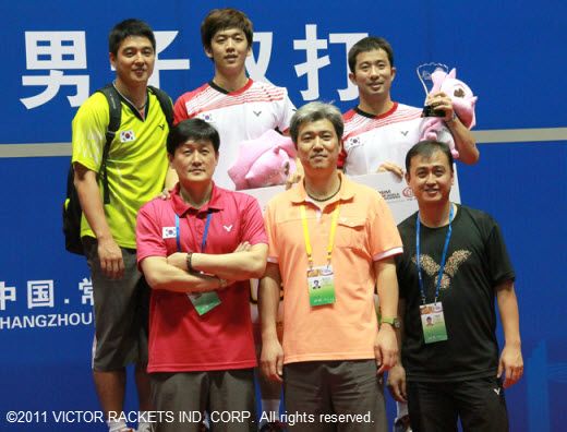 Lee Yong Dae (back center) and /Jung Jae Sung (back right) happily photographed with their coaches after their victory