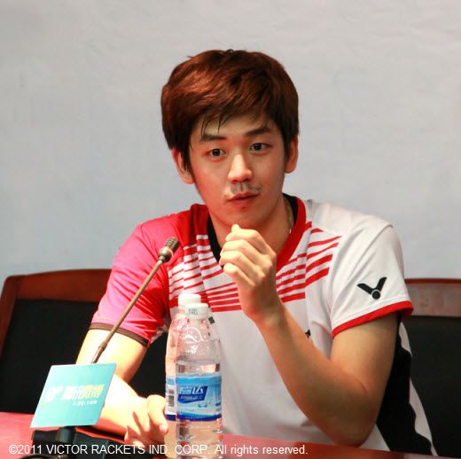 Lee Yong Dae was in a good mood when he was interviewed by the media after taking the tile.