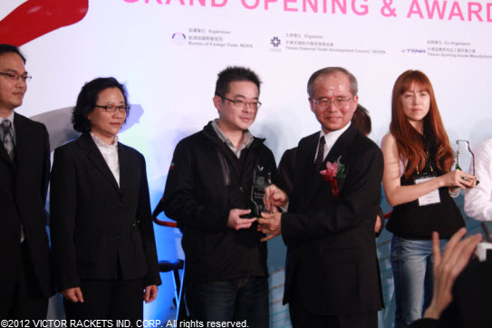 Ken (Jianfeng) Huang, manager of VICTOR’s Shoe & Bag Technology Development Department, accepts the 2012 Innovation Product Excellence Award on VICTOR’s behalf   from Chen Ming-shi, Deputy Director General of the Bureau of Foreign Trade (second from the right).