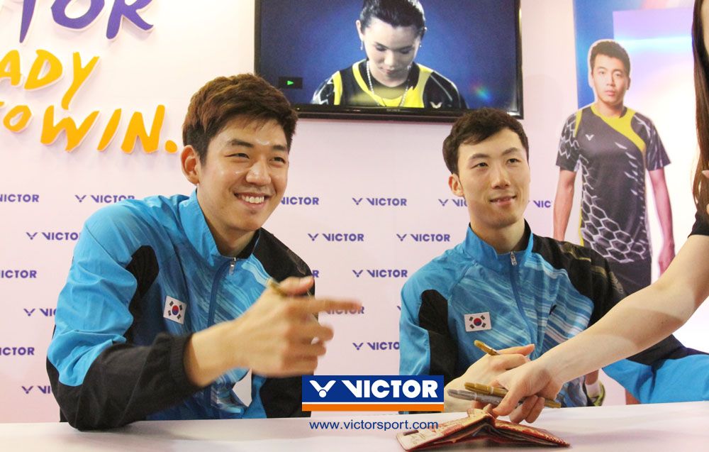 Lee Yong Dae, VICTOR, signing